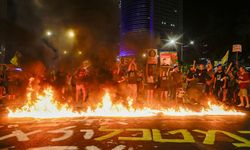 Göstericiler, Gazze’de ölü ele geçirilen 6 İsrailli esirin fotoğraflarını taşıdı.