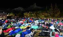 Avustralya ve Yeni Zelandalılar "Şafak Ayini" için Anzak Koyu'na geldi