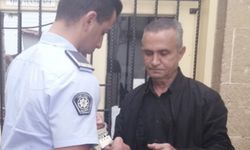 Alsancak’ta Dehşet: Eşi ve Kızını Bıçakla Kovalayıp Hakaret Etti