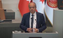“Siz kırmızı kıyafetlerle poz verirken, bu ülkede insanlar ölümle tehdit edilen bir gazeteciye ne olacak diye bakıyor”