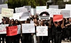 AÖA öğrencileri Milli Eğitim Bakanlığı’na siyah çelenk bıraktı