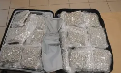 Larnaka Havalimanı’nda yolcu beraberinde 22,5 kilo hintkeneviri türü uyuşturucu ele geçirildi