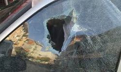 Bunu da gördük... Kendisine yol vermeyen sürücünün aracına çarpıp, camını yumrukladı