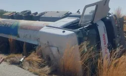 İskele-Ercan ana yolunda akaryakıt tankeri devrildi: Yol trafiğe kapatıldı