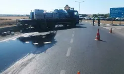 Lefkoşa-Gazimağusa ana yolu trafiğe kapatıldı: Kaza yapan kamyondan yola yağ döküldü