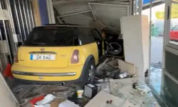 Güzelyurt çarşısında kaza: Araç trafo devirdi, iki işletmeye girdi