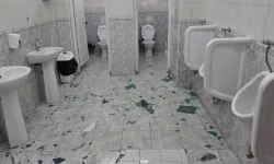 Posta Dairesi'nin arkasındaki umumi tuvalet vandalizm kurbanı oldu: Şahıs tutuklandı