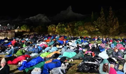 Avustralya ve Yeni Zelandalılar "Şafak Ayini" için Anzak Koyu'na geldi