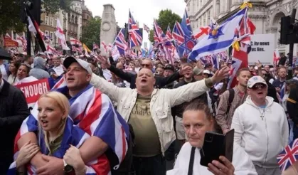 Londra'da aşırı sağcı protestocular polisle çatıştı