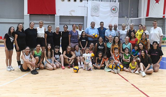 Kadın voleyboluna emek verenler Vakıflar Gecesi’nde onurlandırıldı