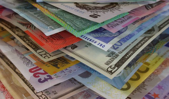 Euro 36,65, sterlin 44,15, dolar ise 34,78 liradan işlem görüyor