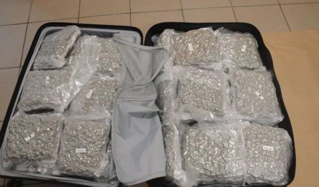 Larnaka Havalimanı’nda yolcu beraberinde 22,5 kilo hintkeneviri türü uyuşturucu ele geçirildi