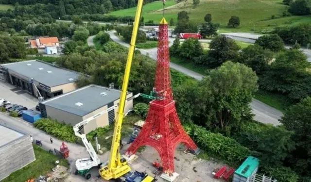 Fransa’da 77 yaşındaki emekli bir tamirci, torunuyla Eyfel Kulesi'nin kopyasını yaptı