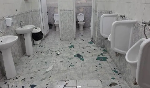 Posta Dairesi'nin arkasındaki umumi tuvalet vandalizm kurbanı oldu: Şahıs tutuklandı