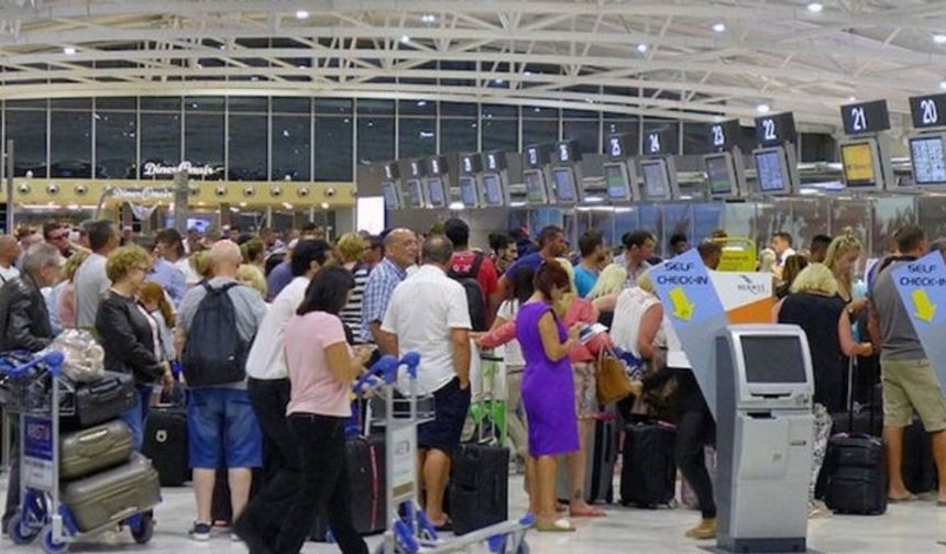 Larnaka Havaalanı’ndaki sorunlar uzun kuyruklara yol açıyor