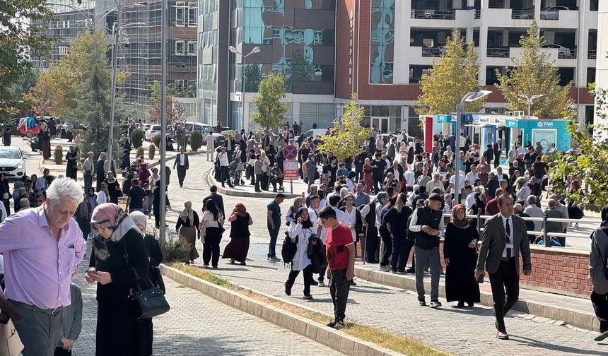 Depremin 10,07 kilometre derinlikte meydana geldiği belirlendi.