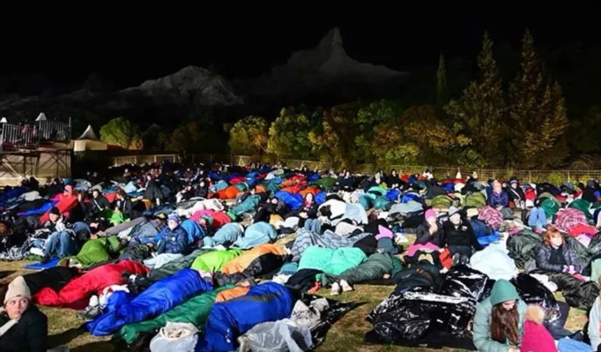 Avustralya ve Yeni Zelandalılar "Şafak Ayini" için Anzak Koyu'na geldi