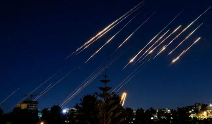 İran İsrail'e 100'den fazla füze fırlattı, Tel Aviv ve Hayfa'dan patlamalar duyuluyor