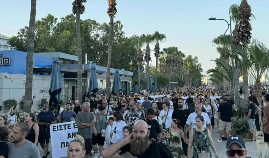 Limasol yangını için ilk protesto yürüyüşü Limasol'da düzenlendi: Binler sokağa indi