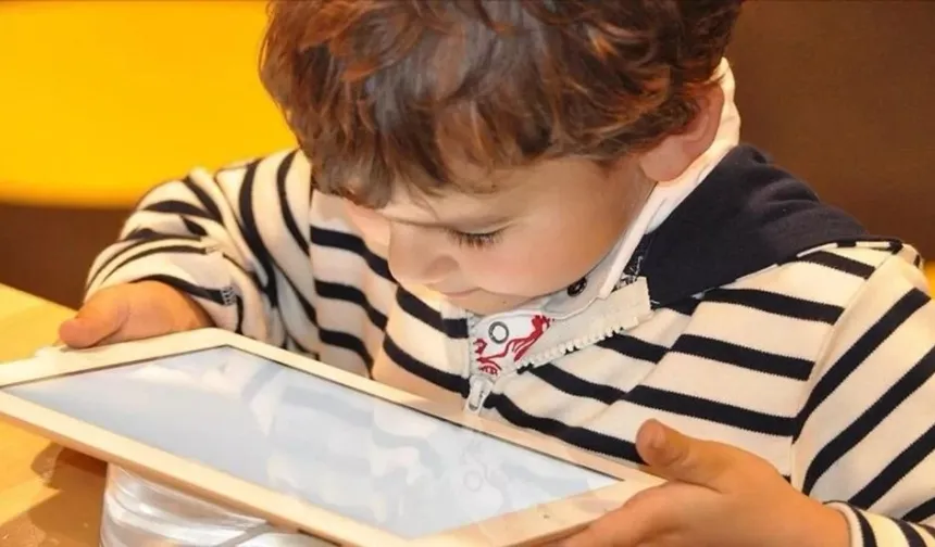 Çocuklarda yoğun mobil cihaz kullanımı "metin boyun sendromu" riskini artırıyor