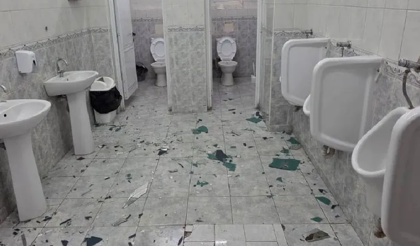 Posta Dairesi'nin arkasındaki umumi tuvalet vandalizm kurbanı oldu: Şahıs tutuklandı